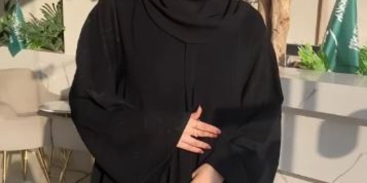 أحدث صيحات العبايات: مجموعة عبايات سوداء وملونة تناسب كل المناسبات