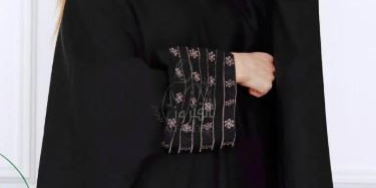 أناقة العبايات السوداء: أسلوب يجمع بين الفخامة والاحتشام