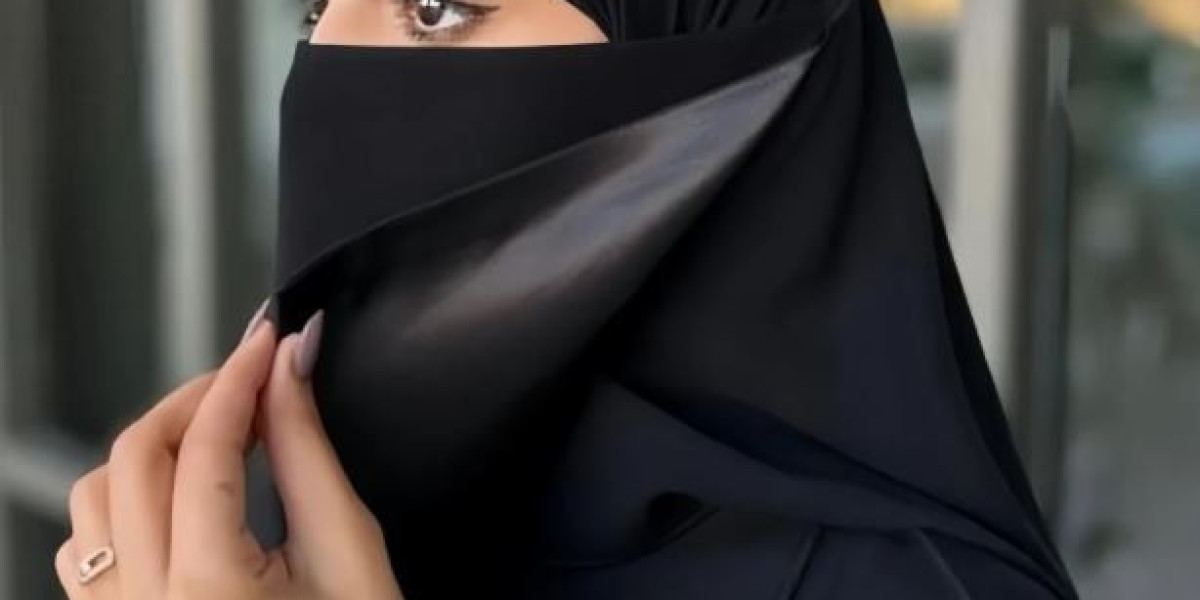 العباية المثالية: اكتشفي مجموعة عبايات مميزة ونقاب سعودي يعكس شخصيتكِ