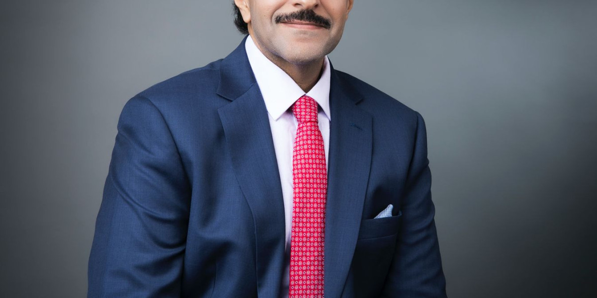 من هو المستشار فيصل المطيري؟