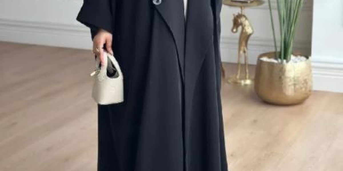 البساطة الراقية والراحة المطلقة: عبايات سادة وعبايات عملية تُطلق أناقة الفيروز الخالدة!