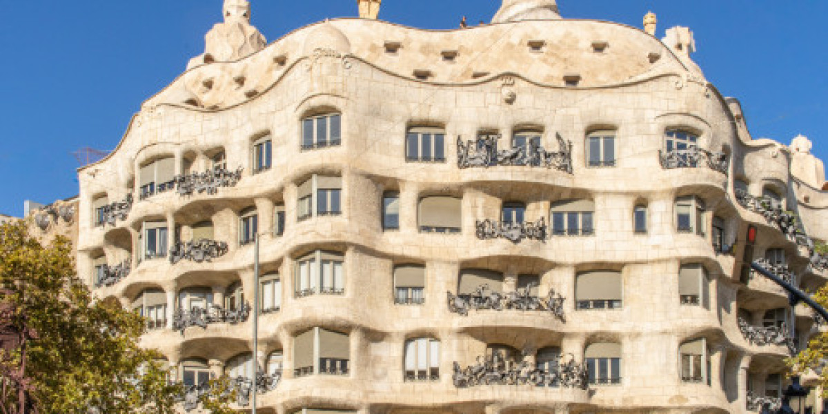 Casa Milà Barcelona: La Obra Maestra de Gaudí que Desafía las Normas Arquitectónicas